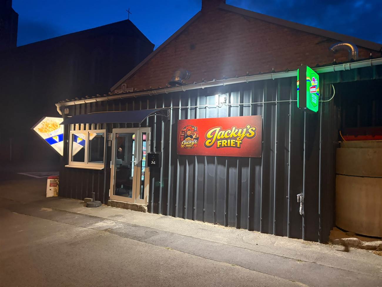 Jacky's Friet gevel bij avond