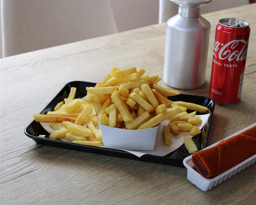 Vers pak frietjes met loempia en Coca-Cola bij Jacky's Friet